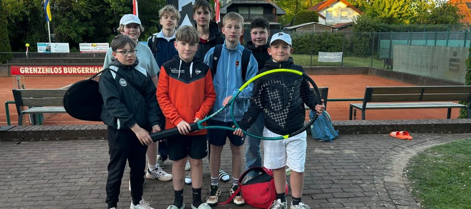 Unsere Junioren U15 (Mannschaft auf Foto) unterliegen dem Twistedener TC, die Junioren U18 starten mit einem 5:1-Sieg gegen Treudeutsch Lank in die Saison. Und die Junioren U12 verlieren auswärts beim TC BWG Straelen mit 2:4!